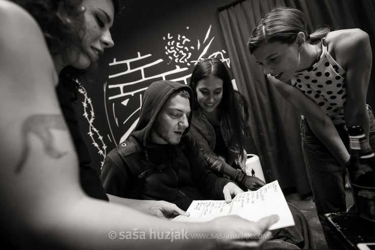 With fans backstage @ Vintage Industrial Bar, Zagreb (Croatia), 20/10/2018 <em>Photo: © Saša Huzjak</em>