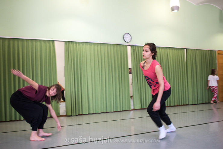 Falling over - Neus Barcons Roca & Matevž Dobaj @ Zimska plesna šola / Winter dance school, Maribor (Slovenia), 22/02 > 25/02/2019 <em>Photo: © Saša Huzjak</em>