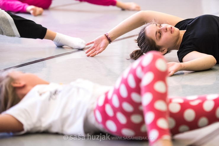 Falling over - Neus Barcons Roca & Matevž Dobaj @ Zimska plesna šola / Winter dance school, Maribor (Slovenia), 22/02 > 25/02/2019 <em>Photo: © Saša Huzjak</em>