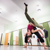 Perpendicularity: the art of hand balancing - Katjuša Kovačič & Nikola Orešković @ Zimska plesna šola / Winter dance school, Maribor (Slovenia), 22/02 > 25/02/2019 <em>Photo: © Saša Huzjak</em>