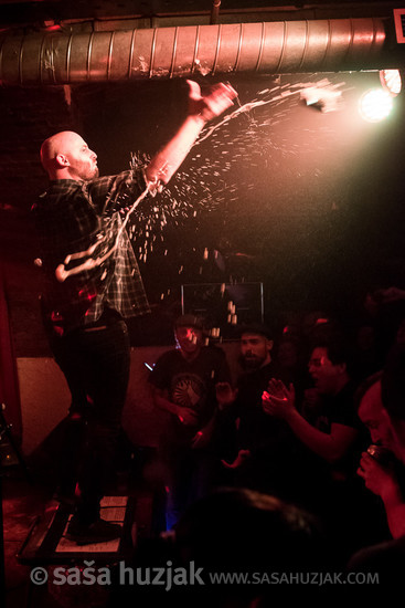 Gregor Jančič "Moony" (Happy Ol' McWeasel) and the flying Weezl beer :) @ Jazz klub Satchmo, Maribor (Slovenia), 15/03/2019 <em>Photo: © Saša Huzjak</em>