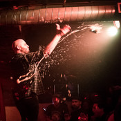 Gregor Jančič "Moony" (Happy Ol' McWeasel) and the flying Weezl beer :) @ Jazz klub Satchmo, Maribor (Slovenia), 15/03/2019 <em>Photo: © Saša Huzjak</em>