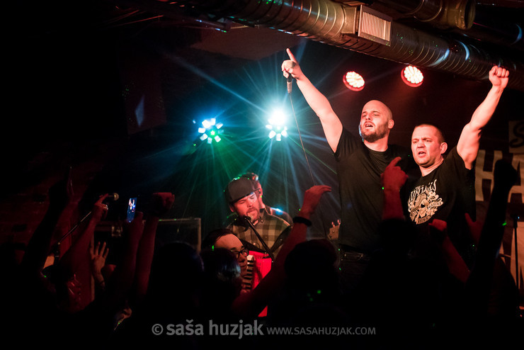 Gregor Jančič "Moony" (Happy Ol' McWeasel) with a fan on the stage @ Jazz klub Satchmo, Maribor (Slovenia), 15/03/2019 <em>Photo: © Saša Huzjak</em>