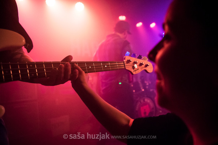 A fan testing Matej Kosmačin's (Happy Ol' McWeasel) bass @ Jazz klub Satchmo, Maribor (Slovenia), 15/03/2019 <em>Photo: © Saša Huzjak</em>