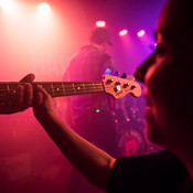 A fan testing Matej Kosmačin's (Happy Ol' McWeasel) bass @ Jazz klub Satchmo, Maribor (Slovenia), 15/03/2019 <em>Photo: © Saša Huzjak</em>