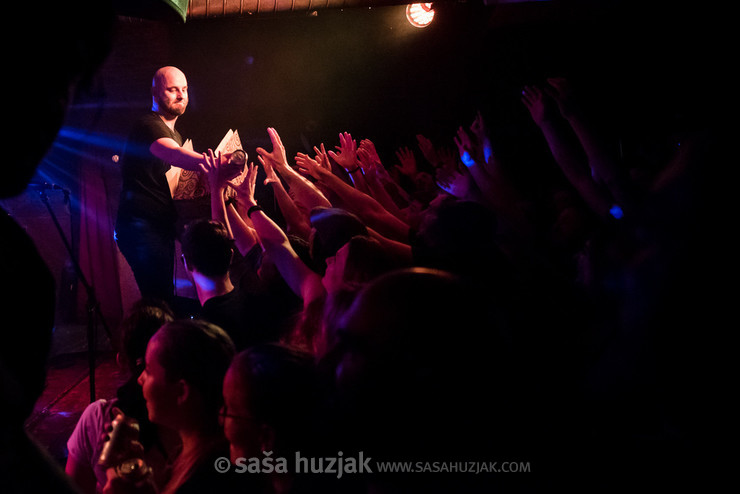 Gregor Jančič "Moony" (Happy Ol' McWeasel) giving away Weezl beer to the fans @ Jazz klub Satchmo, Maribor (Slovenia), 15/03/2019 <em>Photo: © Saša Huzjak</em>