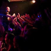 Gregor Jančič "Moony" (Happy Ol' McWeasel) giving away Weezl beer to the fans @ Jazz klub Satchmo, Maribor (Slovenia), 15/03/2019 <em>Photo: © Saša Huzjak</em>