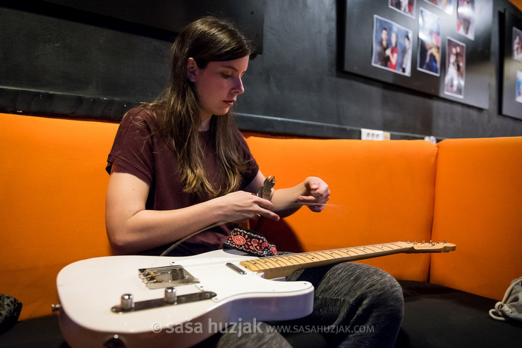 Manca fixing a broken string @ KSET, Zagreb (Croatia), 27/03/2019 <em>Photo: &copy; Saša Huzjak</em>