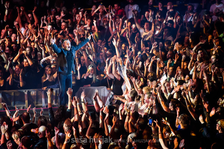 Aki Rahimovski (Parni Valjak) with fans @ Dvorana Mladosti, Rijeka (Croatia), 2019 <em>Photo: © Saša Huzjak</em>