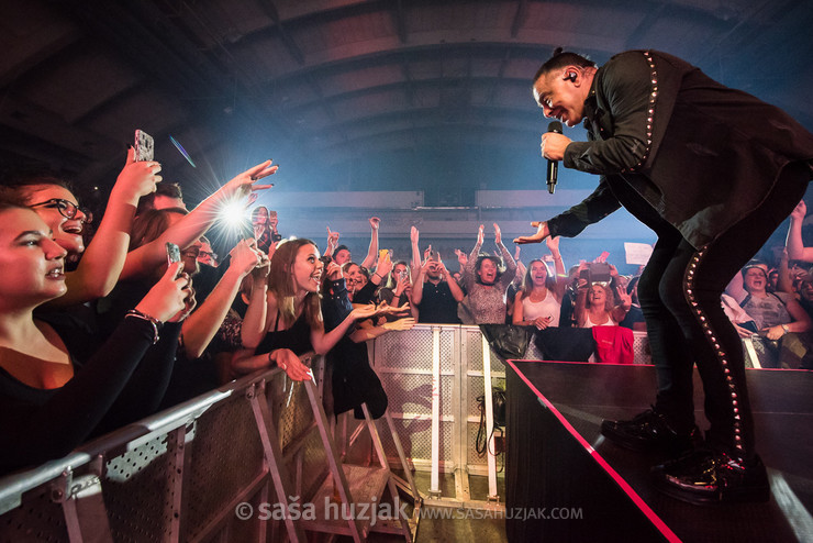 Aki Rahimovski (Parni Valjak) with fans @ Dvorana Mladosti, Rijeka (Croatia), 11/10/2019 <em>Photo: © Saša Huzjak</em>