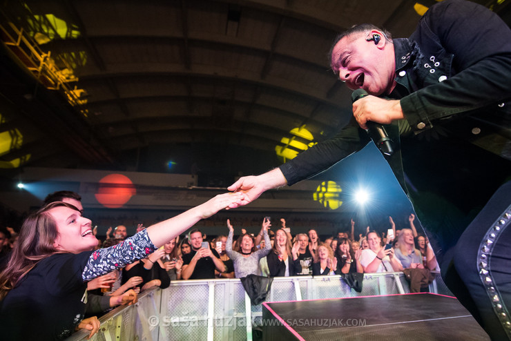 Aki Rahimovski (Parni Valjak) with a fan @ Dvorana Mladosti, Rijeka (Croatia), 11/10/2019 <em>Photo: © Saša Huzjak</em>