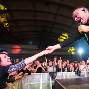 Aki Rahimovski (Parni Valjak) with a fan @ Dvorana Mladosti, Rijeka (Croatia), 11/10/2019 <em>Photo: © Saša Huzjak</em>