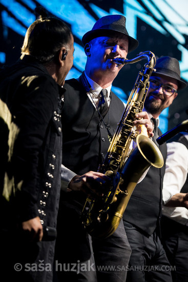Aki Rahimovski (Parni Valjak) and guest brass section @ Dvorana Mladosti, Rijeka (Croatia), 11/10/2019 <em>Photo: © Saša Huzjak</em>