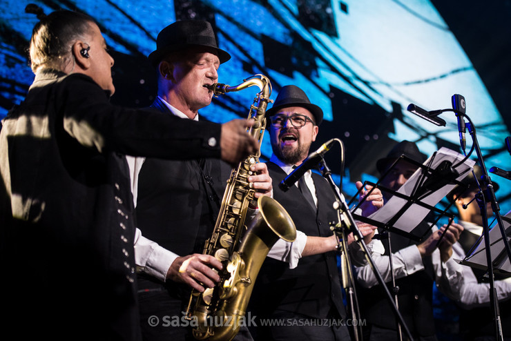 Aki Rahimovski (Parni Valjak) and guest brass section @ Dvorana Mladosti, Rijeka (Croatia), 11/10/2019 <em>Photo: © Saša Huzjak</em>
