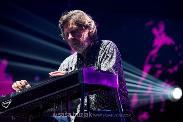 Davor Rodik, guest on steel guitar @ Spaladium Arena, Split (Croatia), 02/11/2019 <em>Photo: © Saša Huzjak</em>