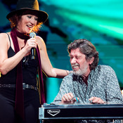 Kristina Tina Kresnik (Parni Valjak) and Davor Rodik, guest on steel guitar @ Spaladium Arena, Split (Croatia), 2019 <em>Photo: © Saša Huzjak</em>