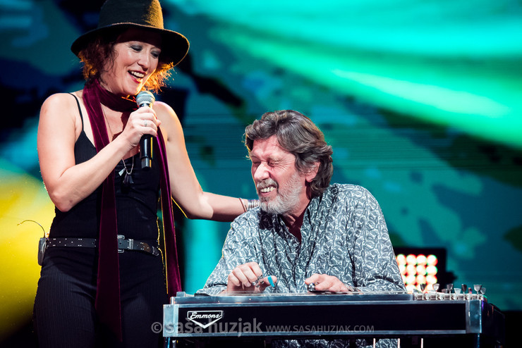 Kristina Tina Kresnik (Parni Valjak) and Davor Rodik, guest on steel guitar @ Spaladium Arena, Split (Croatia), 02/11/2019 <em>Photo: © Saša Huzjak</em>