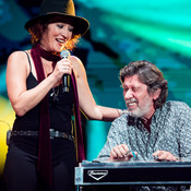 Kristina Tina Kresnik (Parni Valjak) and Davor Rodik, guest on steel guitar @ Spaladium Arena, Split (Croatia), 02/11/2019 <em>Photo: © Saša Huzjak</em>