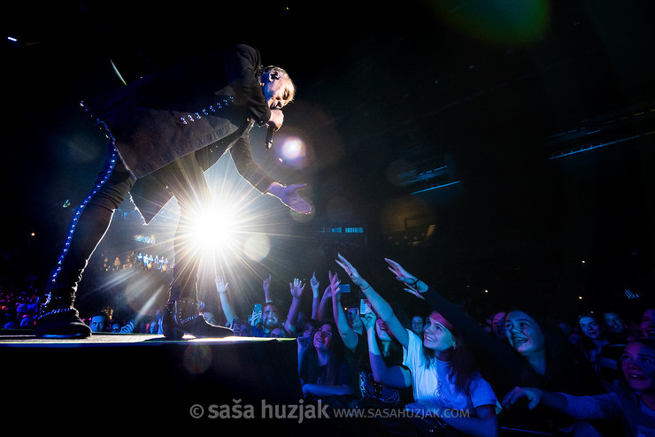 Aki Rahimovski (Parni Valjak) with fans @ Spaladium Arena, Split (Croatia), 02/11/2019 <em>Photo: © Saša Huzjak</em>