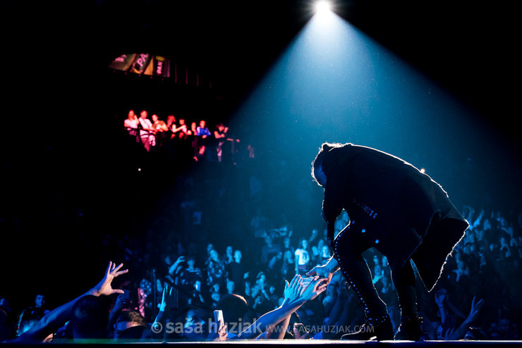 Aki Rahimovski (Parni Valjak) with fans @ Spaladium Arena, Split (Croatia), 02/11/2019 <em>Photo: © Saša Huzjak</em>