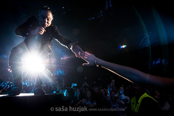 Aki Rahimovski (Parni Valjak) with fans @ Spaladium Arena, Split (Croatia), 02/11/2019 <em>Photo: © Saša Huzjak</em>