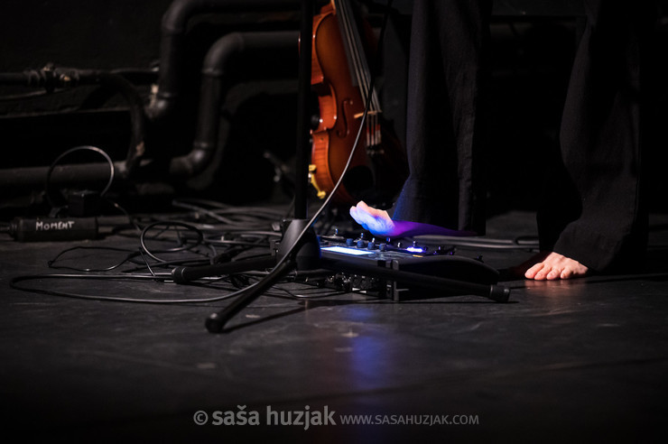 Premik - skladba za glas, violino in telo (delo v nastajanju) @ GT22, Intimni oder, Maribor (Slovenia), 23/11/2021 <em>Photo: © Saša Huzjak</em>