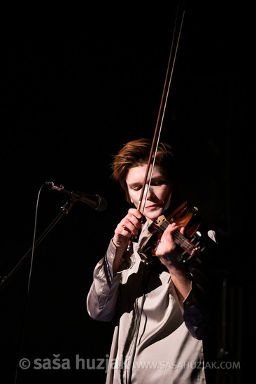 Premik - skladba za glas, violino in telo (delo v nastajanju) @ GT22, Intimni oder, Maribor (Slovenia), 23/11/2021 <em>Photo: © Saša Huzjak</em>