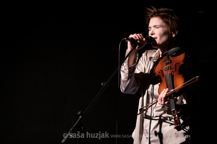 Premik - skladba za glas, violino in telo (delo v nastajanju) <em>Photo: © Saša Huzjak</em>