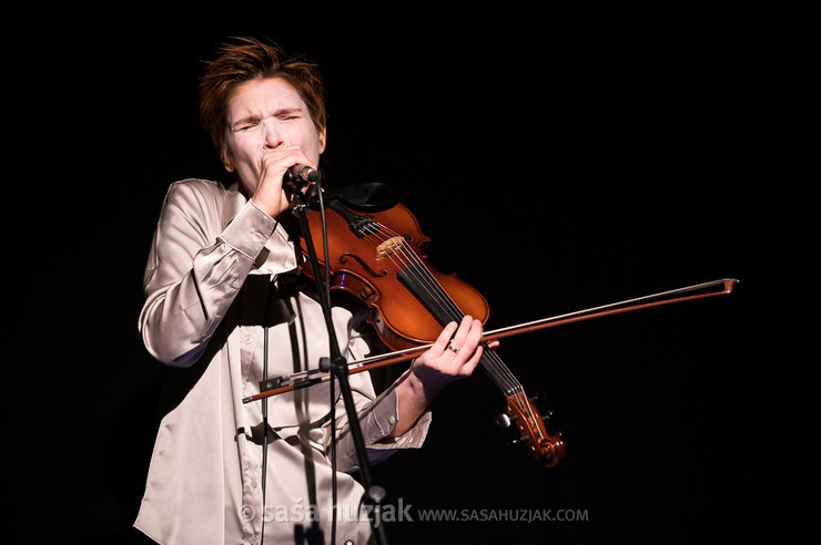 Premik - skladba za glas, violino in telo (delo v nastajanju) @ GT22, Intimni oder, Maribor (Slovenia), 23/11/2021 <em>Photo: © Saša Huzjak</em>