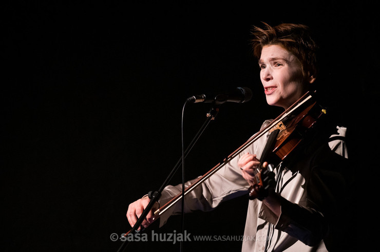 Premik - skladba za glas, violino in telo (delo v nastajanju) @ GT22, Intimni oder, Maribor (Slovenia), 23/11/2021 <em>Photo: © Saša Huzjak</em>