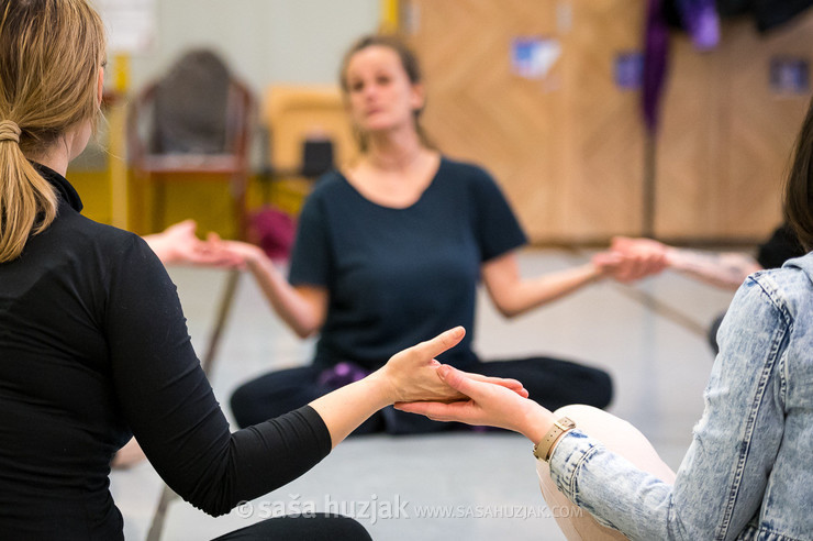 Mentors’ workshop: Two flying ones and a barefoot one – "Children’s Dance Creativity" – Saša Lončar @ Zimska plesna šola / Winter dance school, Maribor (Slovenia), 25/02 > 28/02/2022 <em>Photo: © Saša Huzjak</em>