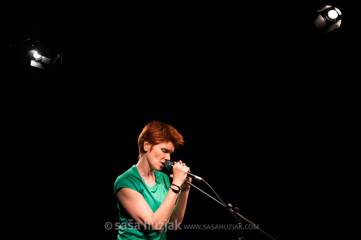 PREMIK, skladba za glas, violino in telo @ GT22, Intimni oder, Maribor (Slovenia), 03/06/2022 <em>Photo: © Saša Huzjak</em>