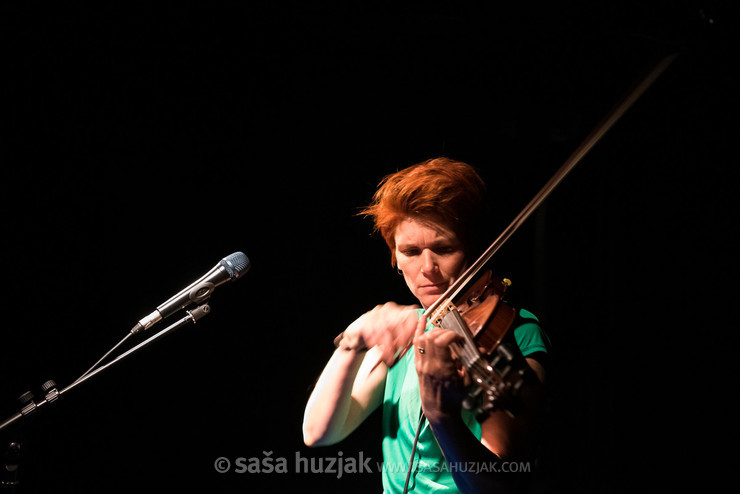 PREMIK, skladba za glas, violino in telo @ GT22, Intimni oder, Maribor (Slovenia), 03/06/2022 <em>Photo: © Saša Huzjak</em>