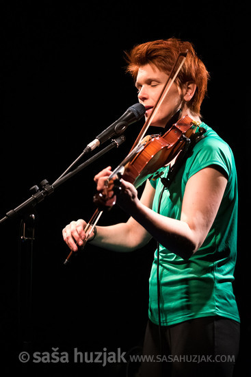 PREMIK, skladba za glas, violino in telo @ GT22, Intimni oder, Maribor (Slovenia), 03/06/2022 <em>Photo: © Saša Huzjak</em>