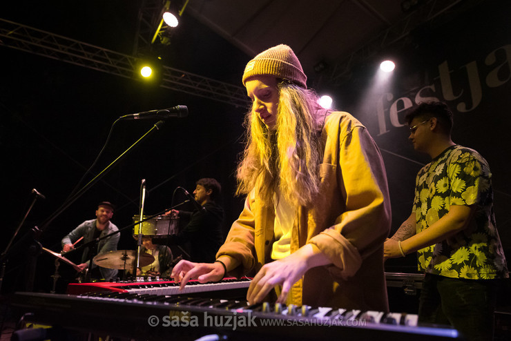 Sara Ester Gredelj (Freekind.) with guests on stage <em>Photo: © Saša Huzjak</em>