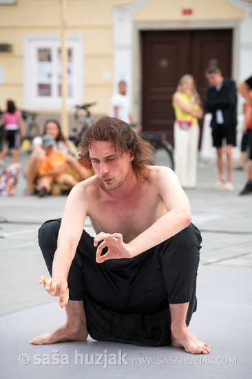 DSPS: 20 metrov v dolžino, devet metrov v širino in štiri metre v višino @ Festival Platforma, Maribor (Slovenia), 28/08 > 31/08/2024 <em>Photo: © Saša Huzjak</em>