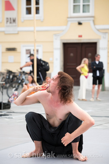 DSPS: 20 metrov v dolžino, devet metrov v širino in štiri metre v višino @ Festival Platforma, Maribor (Slovenia), 28/08 > 31/08/2024 <em>Photo: © Saša Huzjak</em>