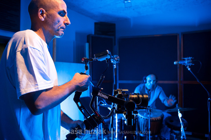 Videographer Tomaž Praunseis in action @ Bejsmen Studio, Maribor (Slovenia), 24/11/2024 <em>Photo: © Saša Huzjak</em>