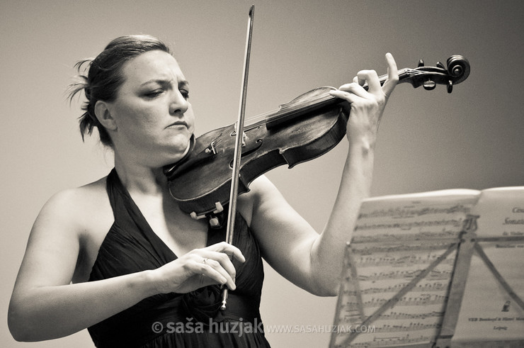 Sihana Badivuku Hoxha & Maja Kastratovik @ Elizabetin dom, Slovenj Gradec (Slovenia), 16/12/2010 <em>Photo: © Saša Huzjak</em>