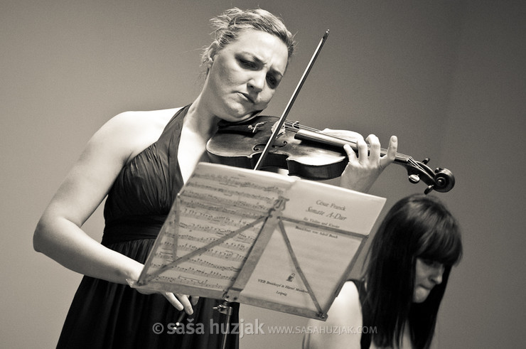 Sihana Badivuku Hoxha & Maja Kastratovik @ Elizabetin dom, Slovenj Gradec (Slovenia), 16/12/2010 <em>Photo: © Saša Huzjak</em>