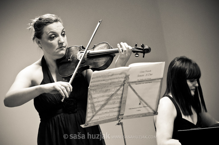 Sihana Badivuku Hoxha & Maja Kastratovik @ Elizabetin dom, Slovenj Gradec (Slovenia), 16/12/2010 <em>Photo: © Saša Huzjak</em>