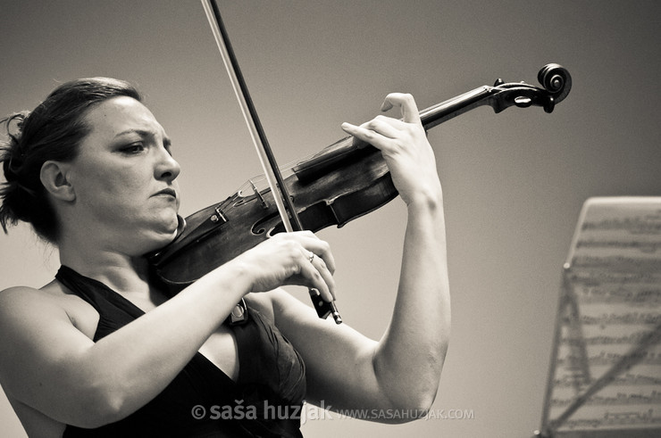 Sihana Badivuku Hoxha & Maja Kastratovik @ Elizabetin dom, Slovenj Gradec (Slovenia), 16/12/2010 <em>Photo: © Saša Huzjak</em>