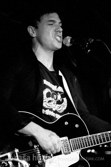 Mikel Jollett (The Airborne Toxic Event) @ White Trash Fast Food, Berlin (Germany), 22/02/2011 <em>Photo: © Saša Huzjak</em>