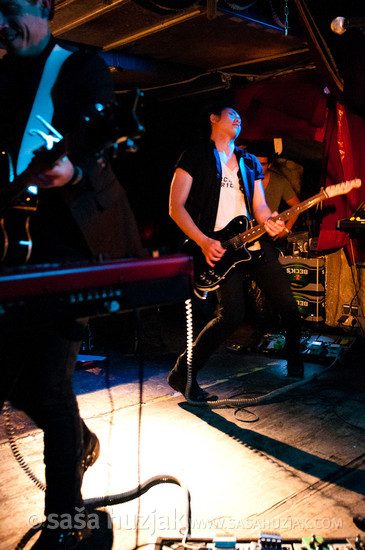 Steven Chen (The Airborne Toxic Event) @ White Trash Fast Food, Berlin (Germany), 22/02/2011 <em>Photo: © Saša Huzjak</em>