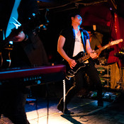 Steven Chen (The Airborne Toxic Event) @ White Trash Fast Food, Berlin (Germany), 22/02/2011 <em>Photo: © Saša Huzjak</em>