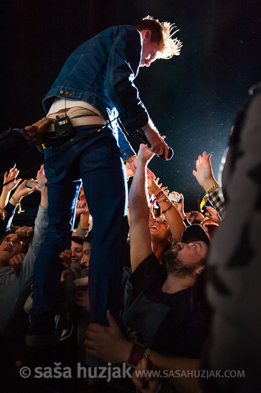 Ricky Wilson (Kaiser Chiefs) on the fence with the fans @ Bažant Pohoda festival, Trenčín (Slovakia), 2013 <em>Photo: © Saša Huzjak</em>