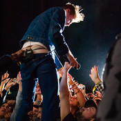 Ricky Wilson (Kaiser Chiefs) on the fence with the fans @ Bažant Pohoda festival, Trenčín (Slovakia), 2013 <em>Photo: © Saša Huzjak</em>