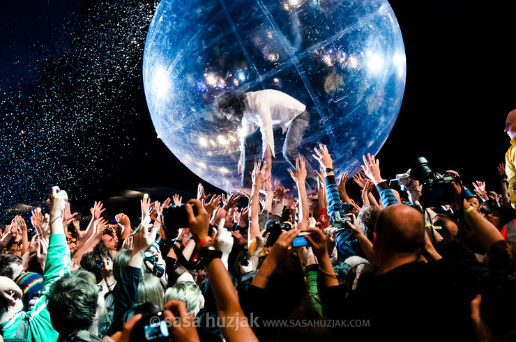 In the air - The Flaming Lips @ T-mobile INmusic festival, Zagreb (Croatia), 2010 <em>Photo: © Saša Huzjak</em>