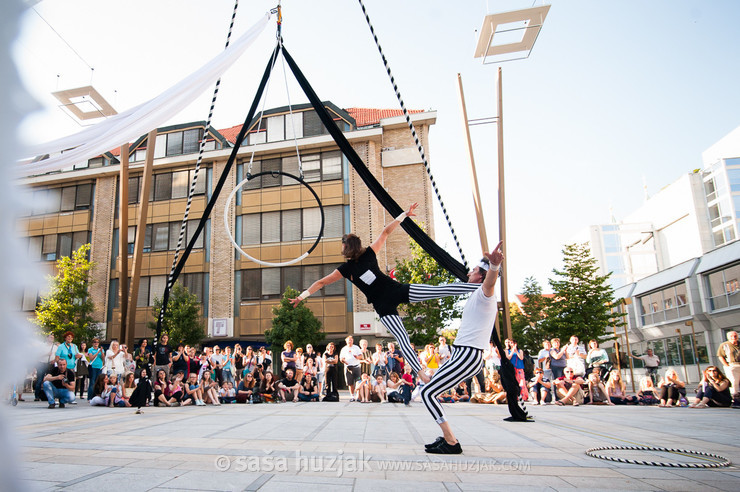 Black and white postcard / Črnobela razglednica @ Street theatre, Festival Lent, Maribor (Slovenia), 2013 <em>Photo: © Saša Huzjak</em>