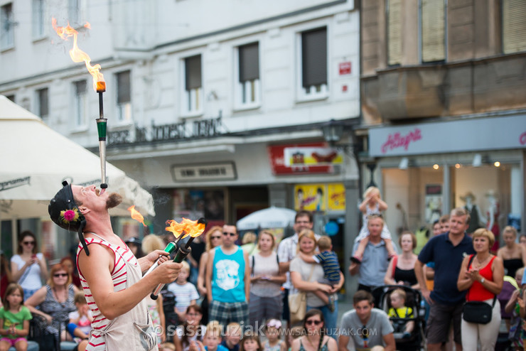 Clown who wants to spew fire / Klovn ki bi rad bruhal ogenj @ Street theatre, Festival Lent, Maribor (Slovenia), 2015 <em>Photo: © Saša Huzjak</em>